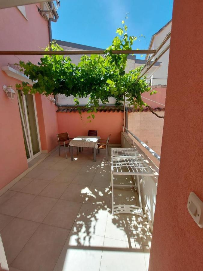 Tutini Dvori Appartement Primošten Buitenkant foto